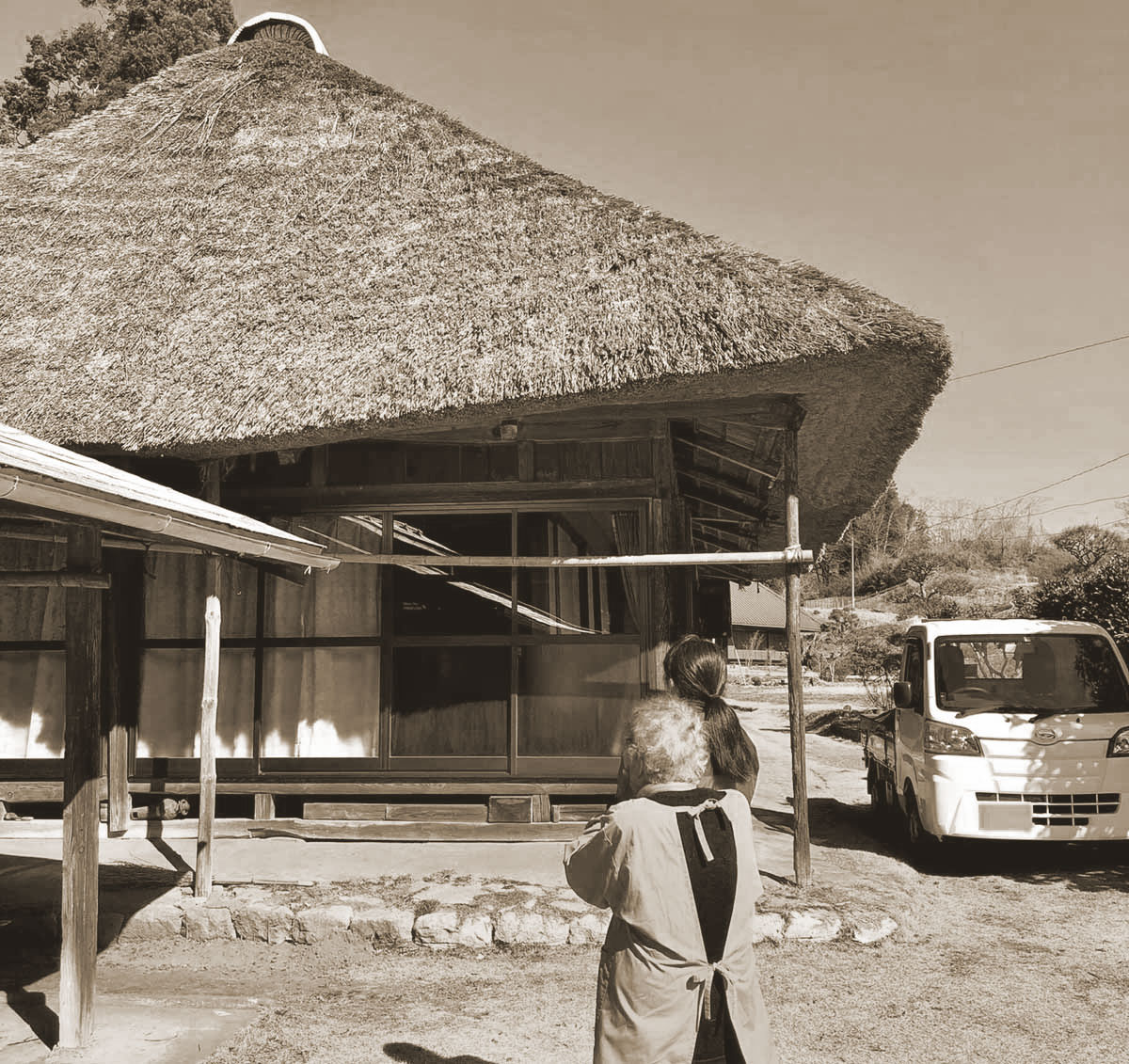 古民家前で話している様子